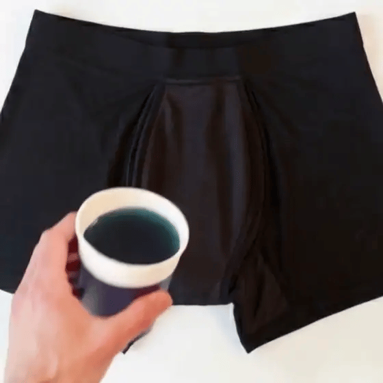 Un vaso de líquido se absorbe en el bóxer