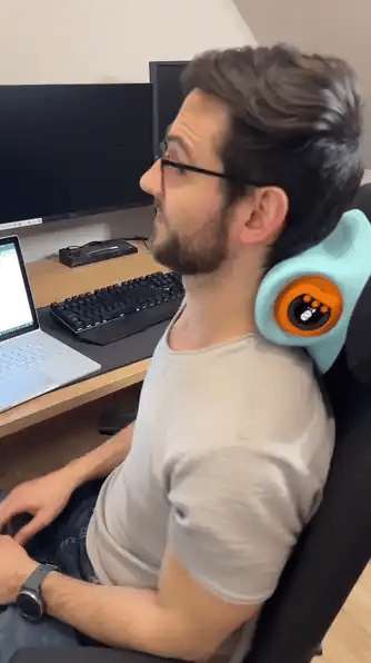Cliente usando el masajeador cervical en su silla de oficina